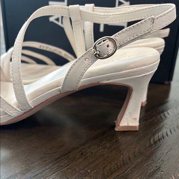 Naturalizer 9W Wide Width Galaxy Warm White Women's Elegant Sandals - Picture 11 of 11